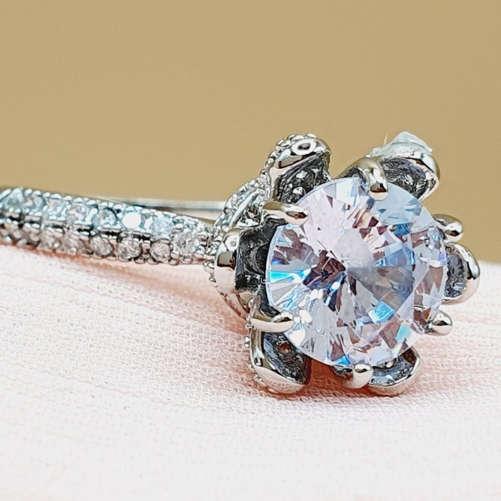 💎 Shiny Cubic Zirconia ia White Cubic Flower Luxury Rings for Women INDN8440